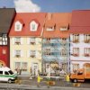 Domki podmiejskie z rusztowaniem malarskim, Faller 130494, skala H0, 2 szt