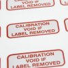 Etykieta czerwona z nadrukiem tekst Calibration Void Removed 140 szt. RS PRO Klej