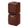 JUNIOR IP54 Wyłącznik schodowy z gniazdem pojedynczym z uziemieniem (klapka brązowa: przesłony torów prądowych) brązowy 4WGHP-3p