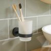 tesa® MOON BLACK Kubek na szczoteczki do zębów z matowego szkła z uchwytem, czarny matowy - bez wiercenia, z klejem - 96