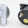 Analogowy woltomierz panelowy w kwadratowej obudowie 15Vdc